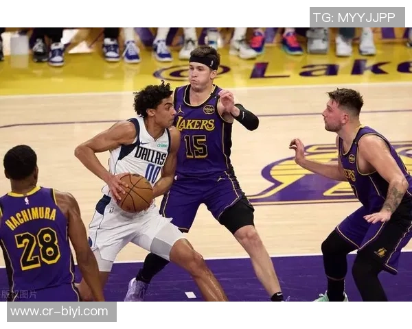 身穿湖人球衣的男孩与独行侠老板同坐一席再现昔日竖中指事件